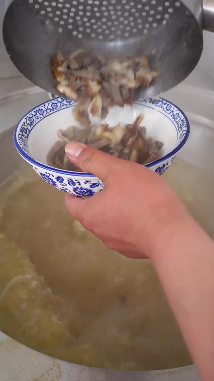 沧州的全牛汤早餐 一碗50元性价比稍微有点高,不过早餐来一碗这玩意确实挺硬的