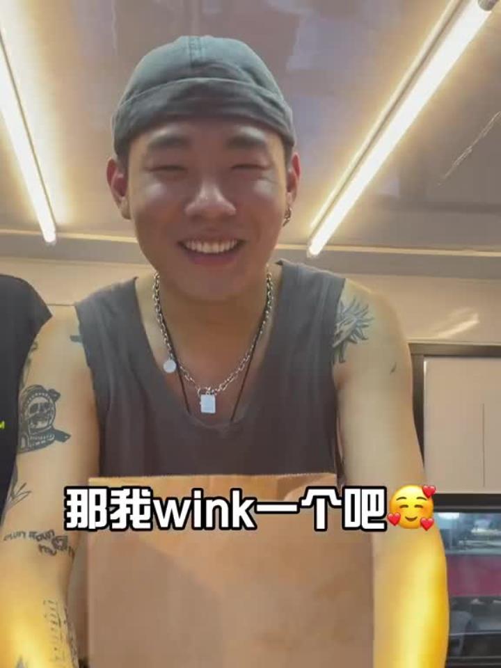 青岛美食 李村夜市的网红泡芙小哥,如果你被绑架了就眨眨眼
