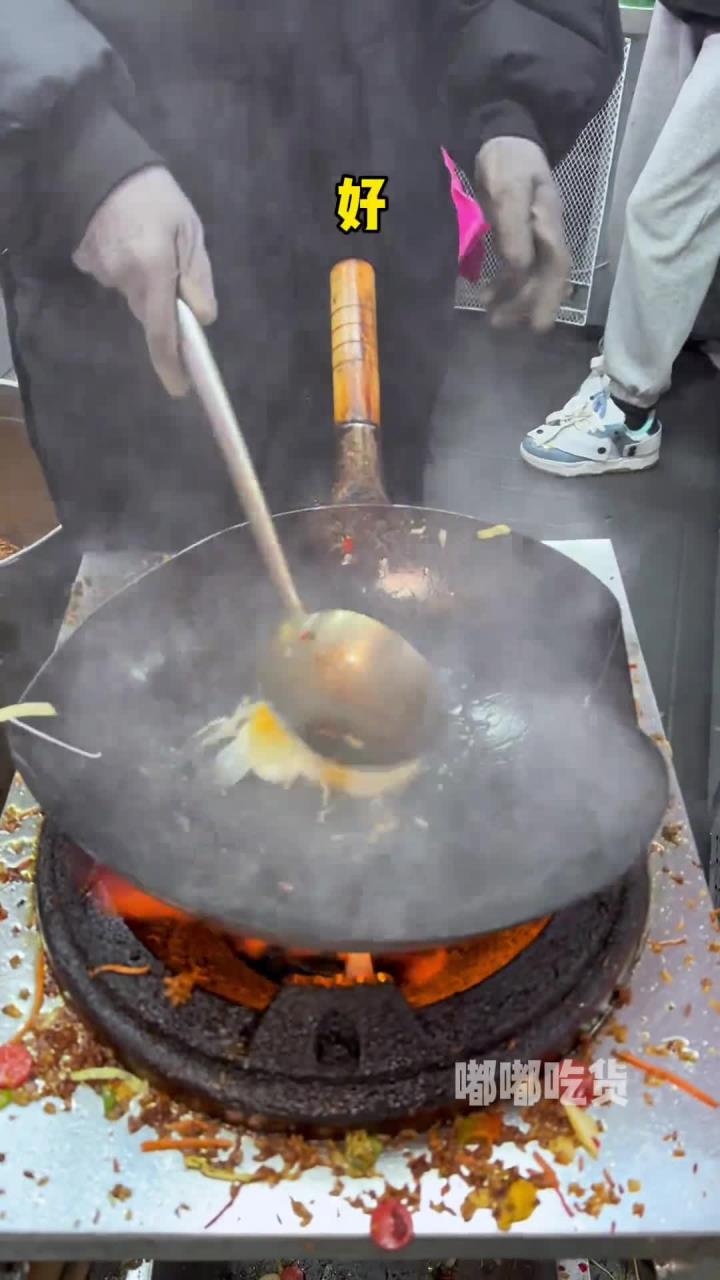 南京街头的红烧牛肉炒饭!锅气十足!好好吃!