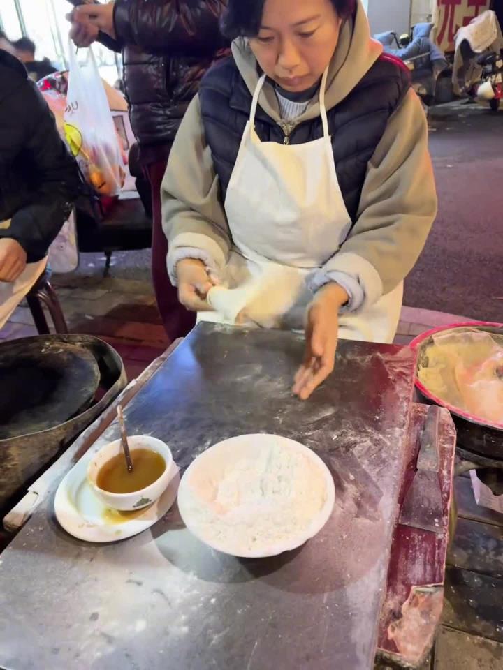 石家庄美食 一家开在邯郸街头的驴肉卷饼 据说开了20多年了 路过的可以去尝尝