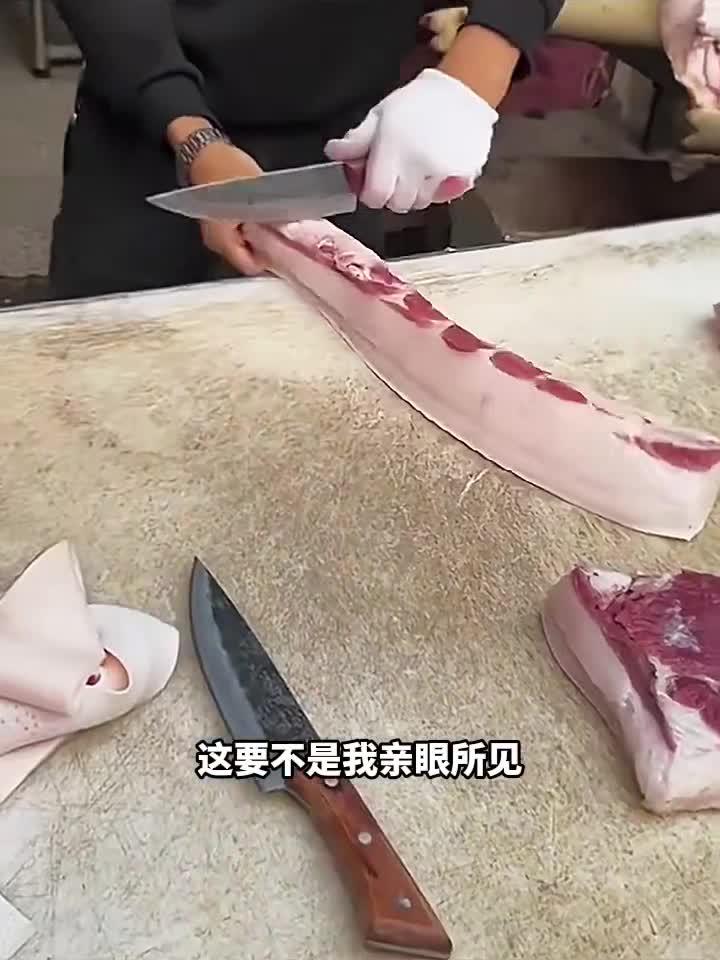 给五花肉去皮，刀功真不错！