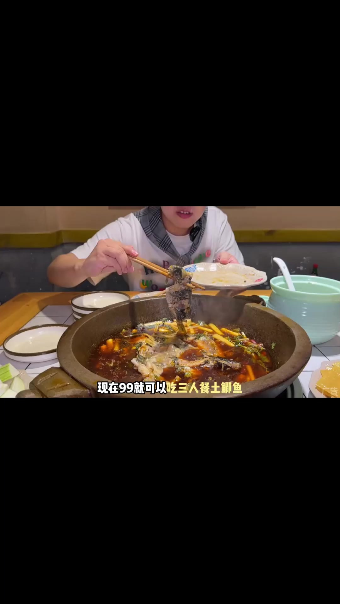 重庆美食 花卉园这家正宗土鲫鱼,99吃三人餐!1块的深海大虾