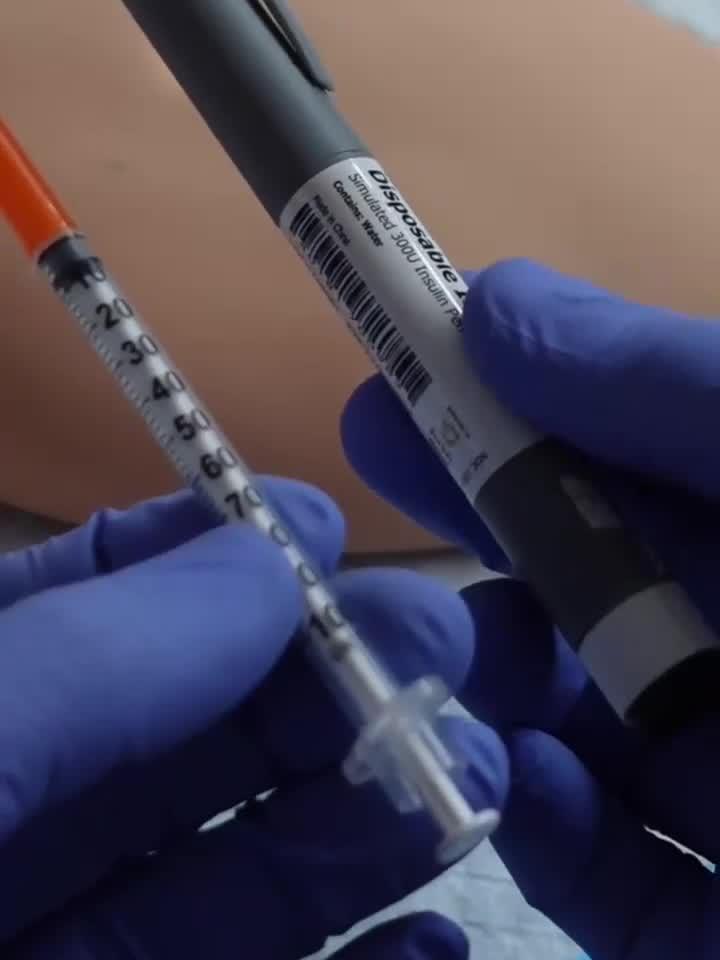 医学生模拟演示肌肉注射操作