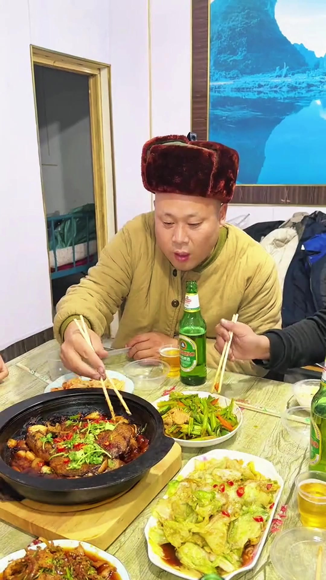 石锅碟鱼头,这么硬的菜,不得和驴哥整两口