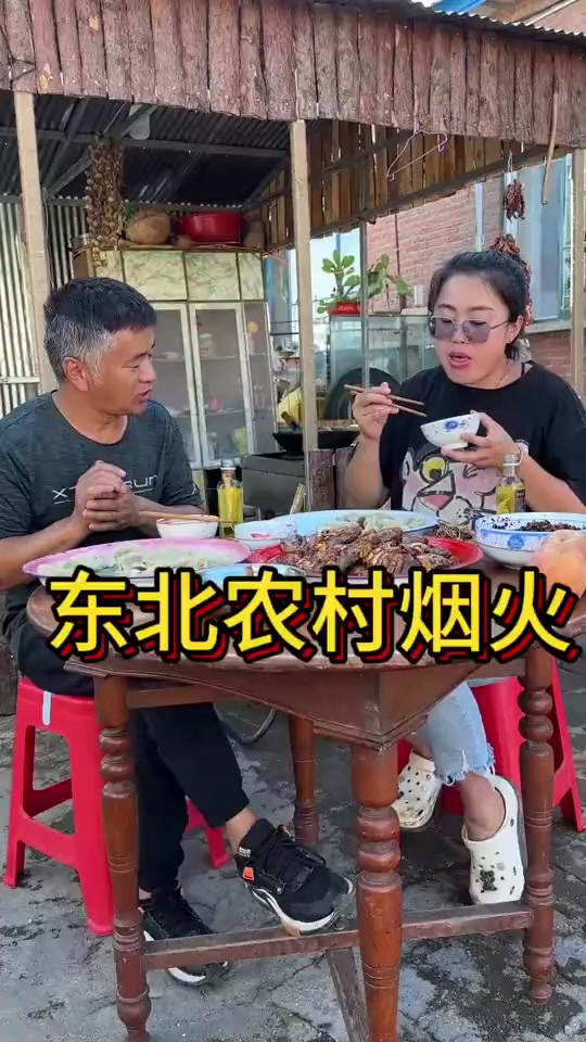 炖大鲫鱼瓜子,配上韭菜鸡蛋饺子,越吃越有