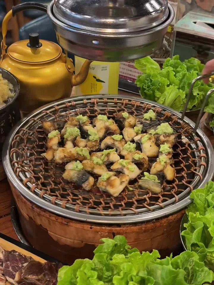宁波超好吃的山葵蜜汁烤鳗鱼 还有好喝的芒果米酒 好幸福!