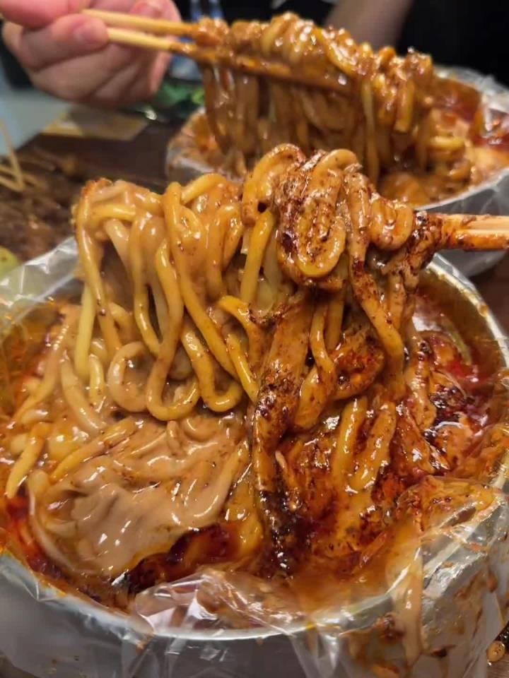 在临沂(广告)被艾特的人 要请你吃黏糊糊的麻辣烫!临沂美食
