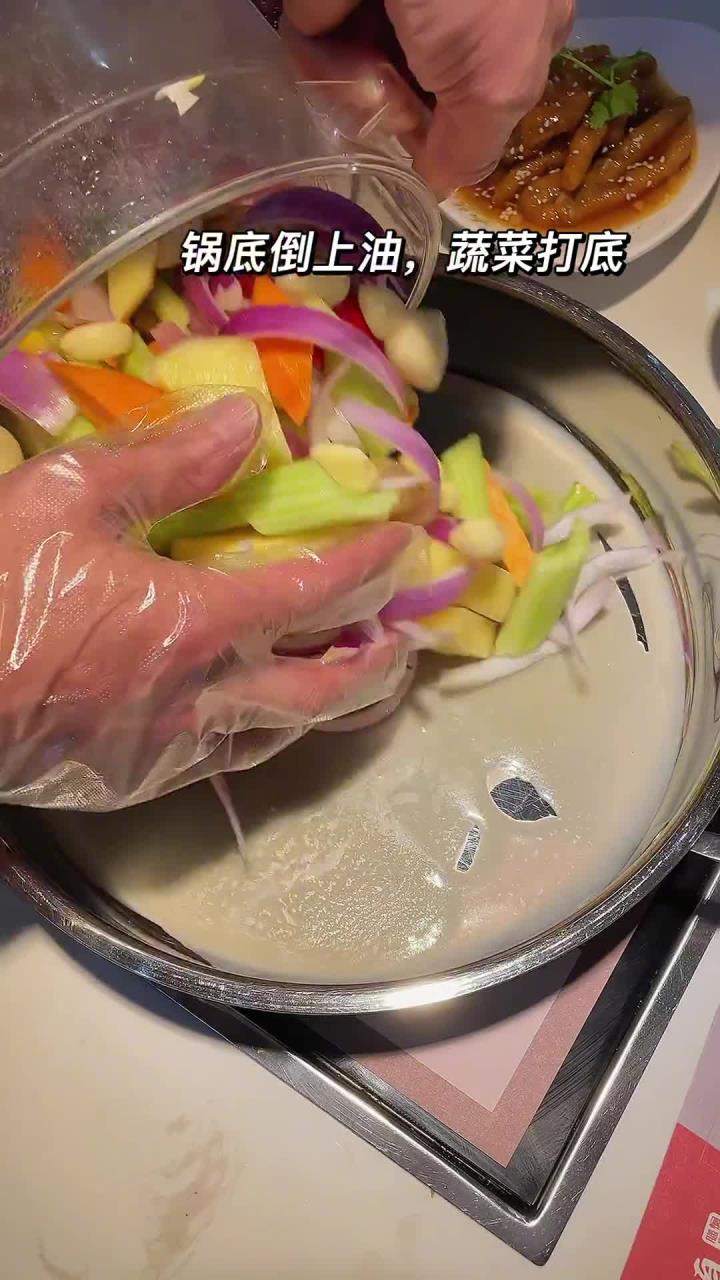 重庆巷子里的美食 打卡宝龙广场神仙焖锅!99的套餐也太满足了焖锅小酥肉鸡爪都绝绝子