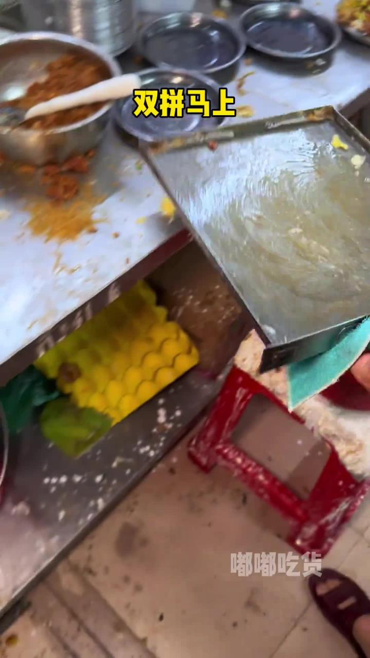 藏在居民楼下的蛋肉肠粉!8块一份你们觉得值吗?