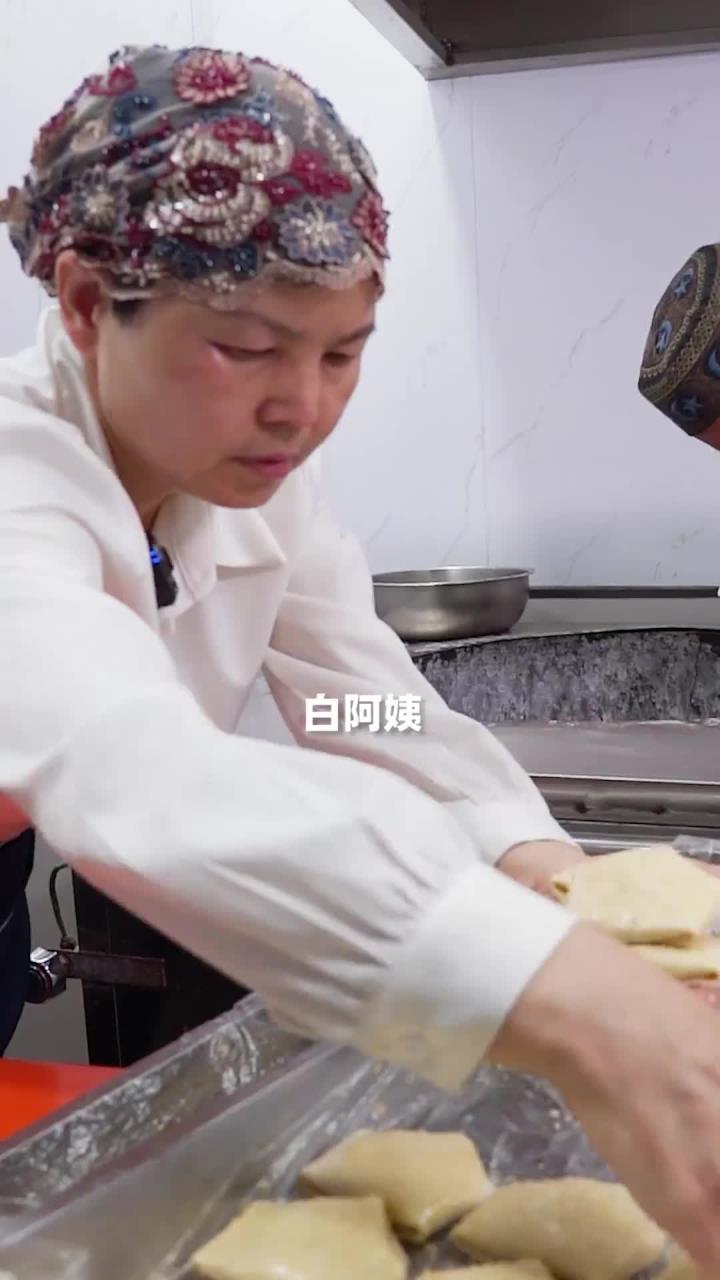 牛!石家庄烧烤界三巨头之一,32年天天排队到凌晨!6个馕坑齐上阵,最后的大哥亮了