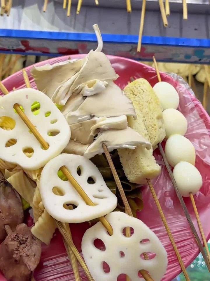 济宁美食 有多少人是从丁老头推着车子卖麻辣串就开始吃的?菜丸子巨香无比!