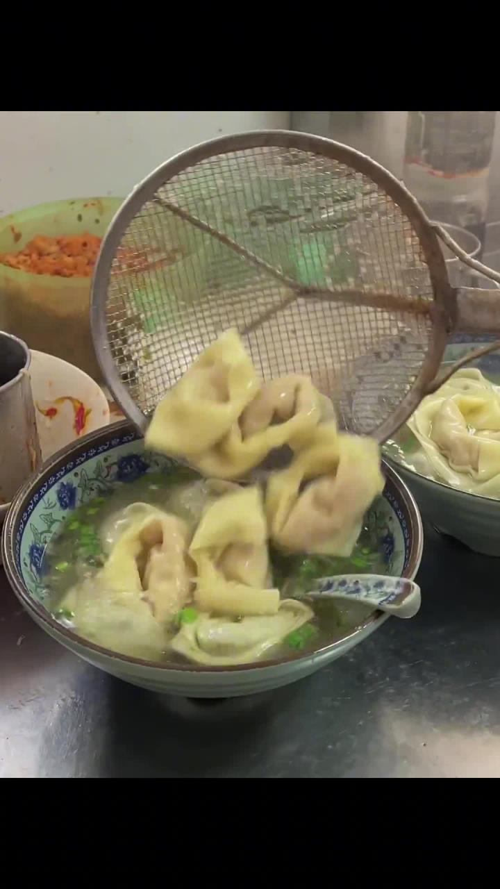 重庆巷子里的美食 10r一碗的馄炖配肉汤团,爱了～