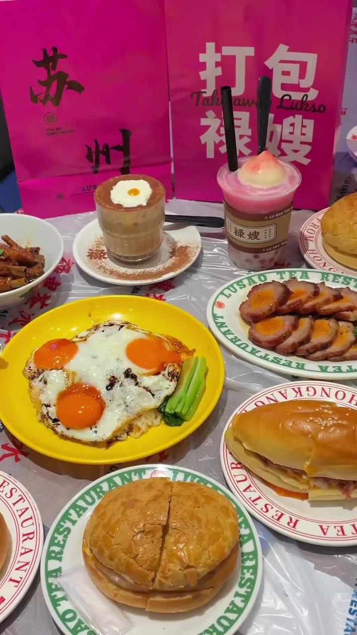 重庆巷子里的美食 我的emo都是装的 哥们生活充满爱和希望 0。88的菠萝包我能吃3个