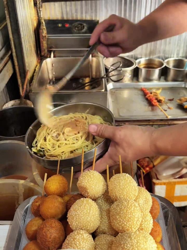 山东济宁美食 突然发现自己真的长大了。金川麻辣烫都12了,那我之前吃的6块钱一碗的算