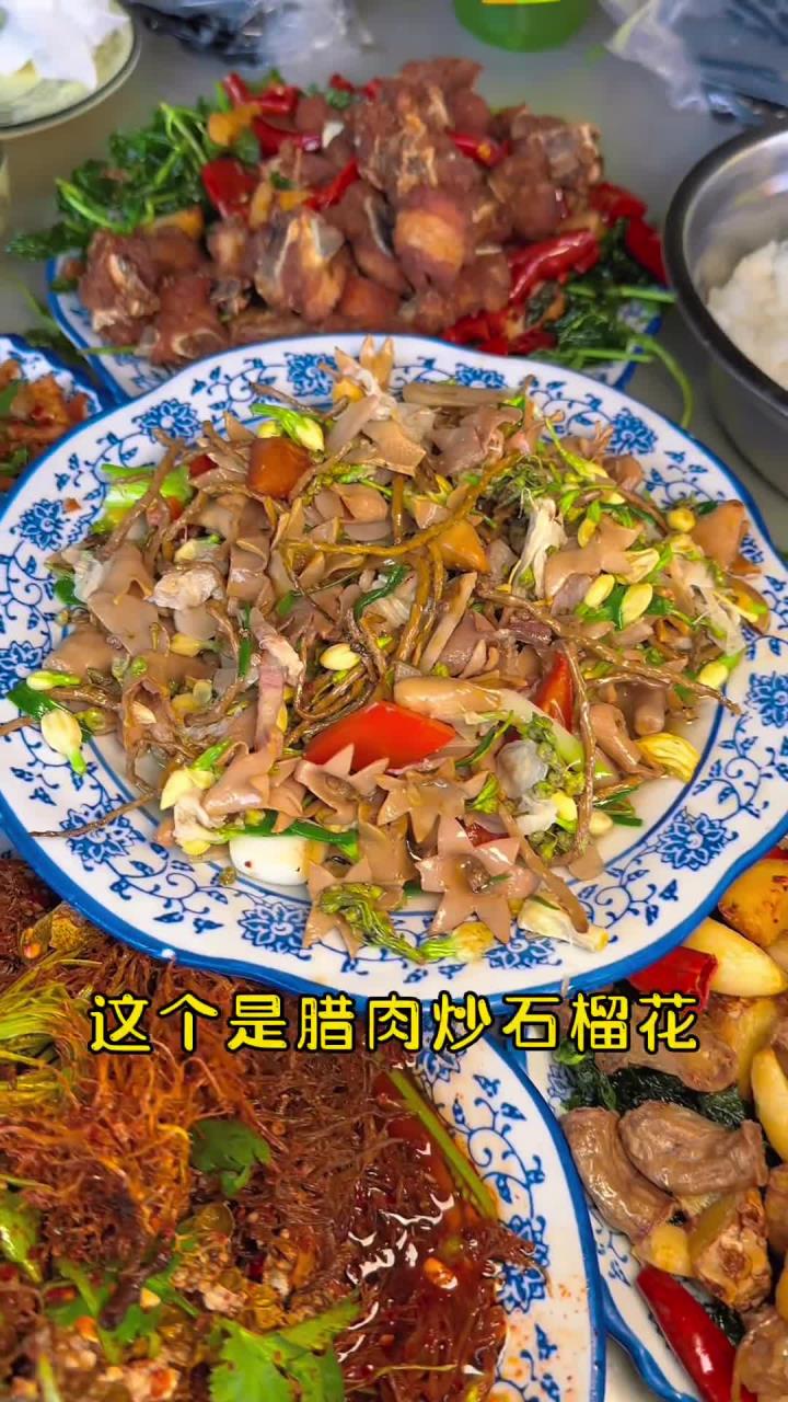 云南滇西美食 腌菜炒肉 薄荷炸排骨 腊肉炒石榴花 薄荷炸粉肠 凉拌树花树皮 随机馋哭一