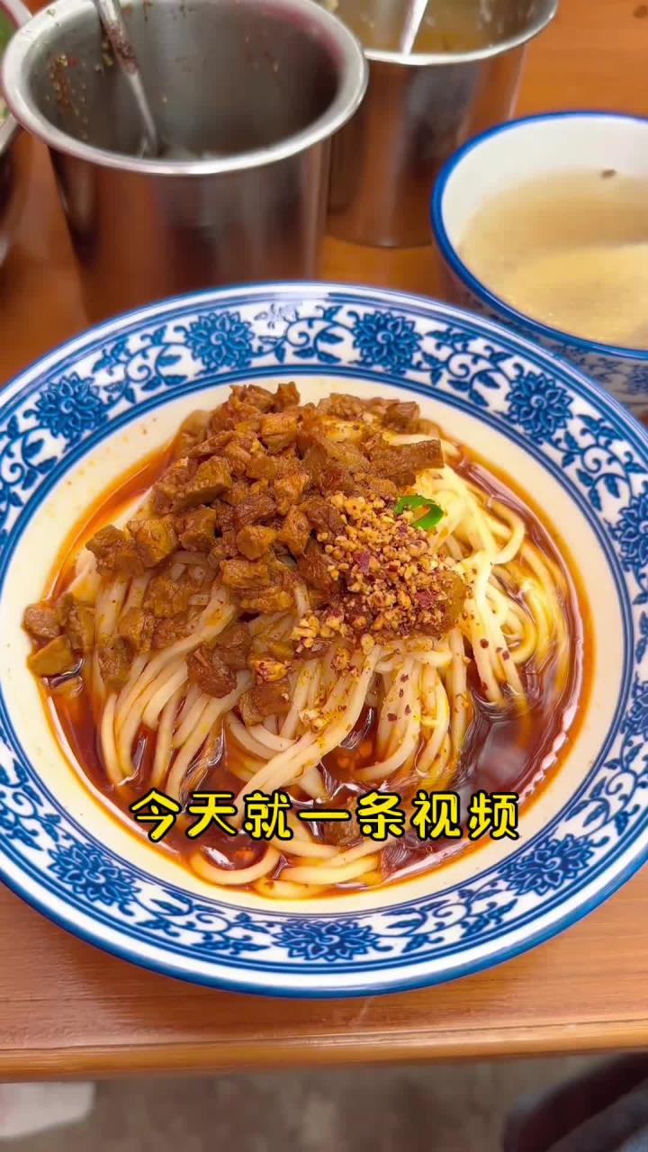 云南滇西美食 云南人早餐吃什么,米线?饵块?稀豆粉?油条?破酥包?这条视频告诉你
