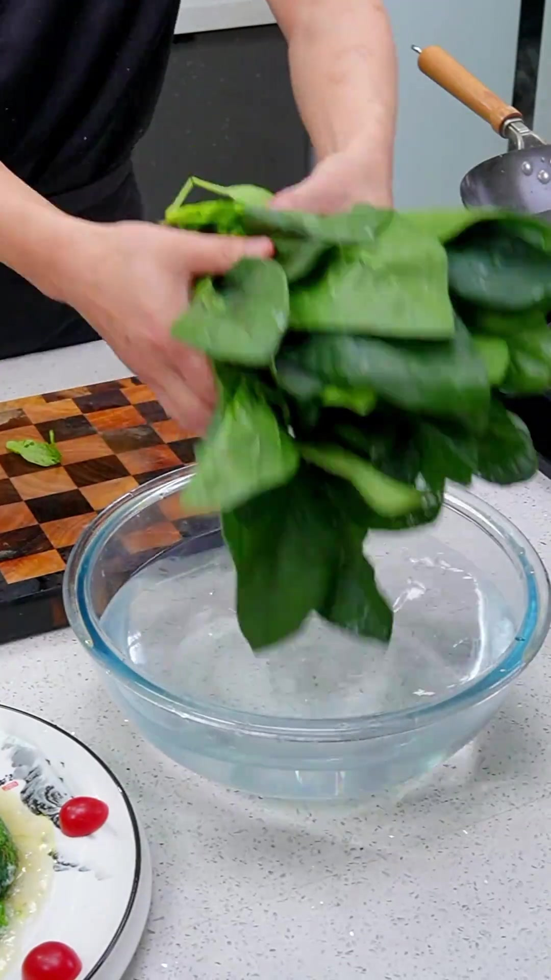 蒜蓉菠菜详细做法,菠菜这样做,口感清甜,脆嫩又好吃