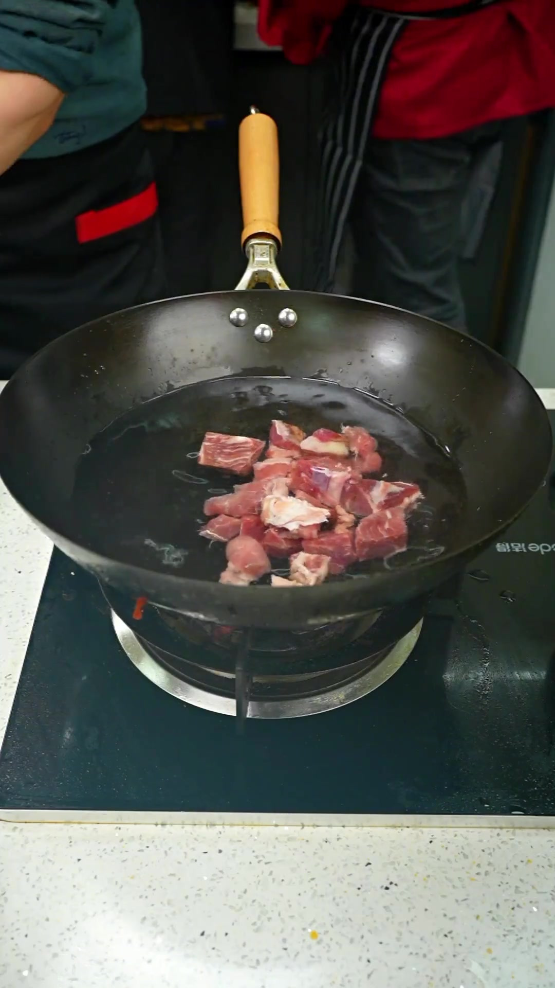红烧牛肉面的好吃做法,汤鲜味美,面条劲道爽滑