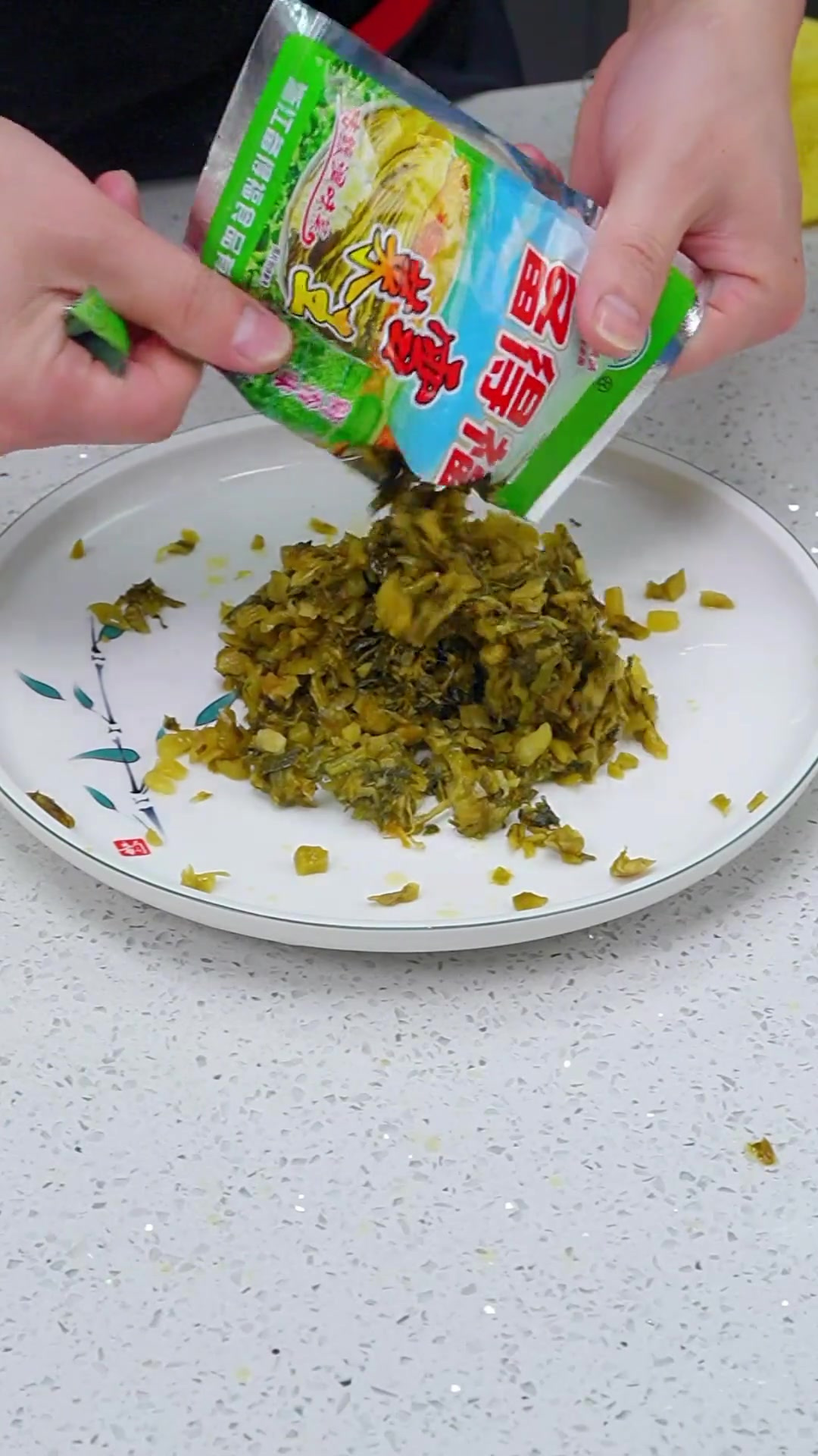 不知道吃啥的时候,给家人做碗雪菜肉丝面吧,简单又好吃