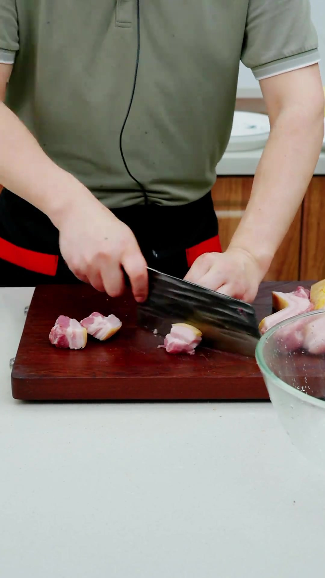 今天教你一个经典的红烧肉做法，肥而不腻，全家人抢着吃