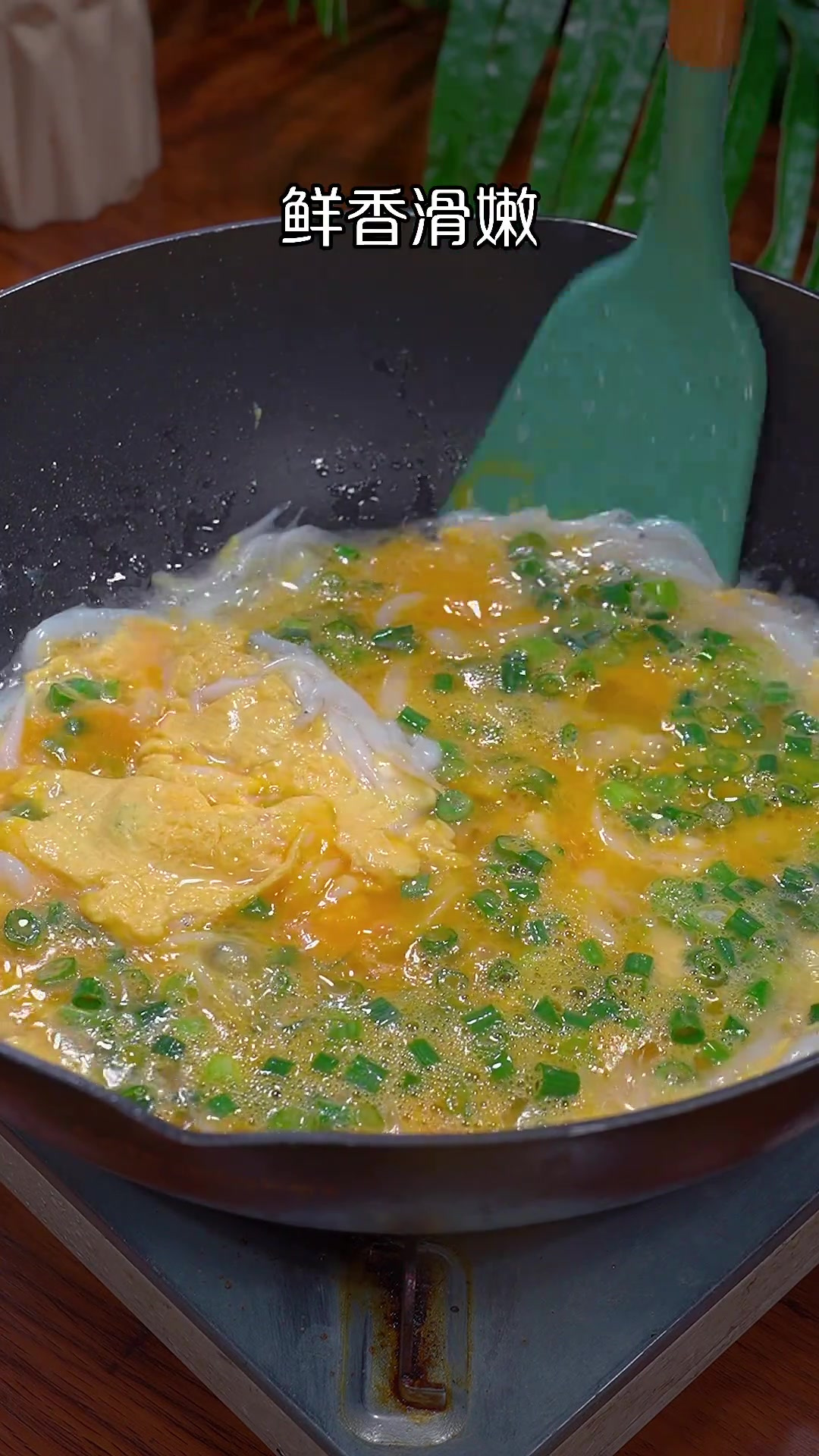 银鱼滑蛋家常做法，搭配鸡蛋一起炒非常的好吃，鲜香滑嫩