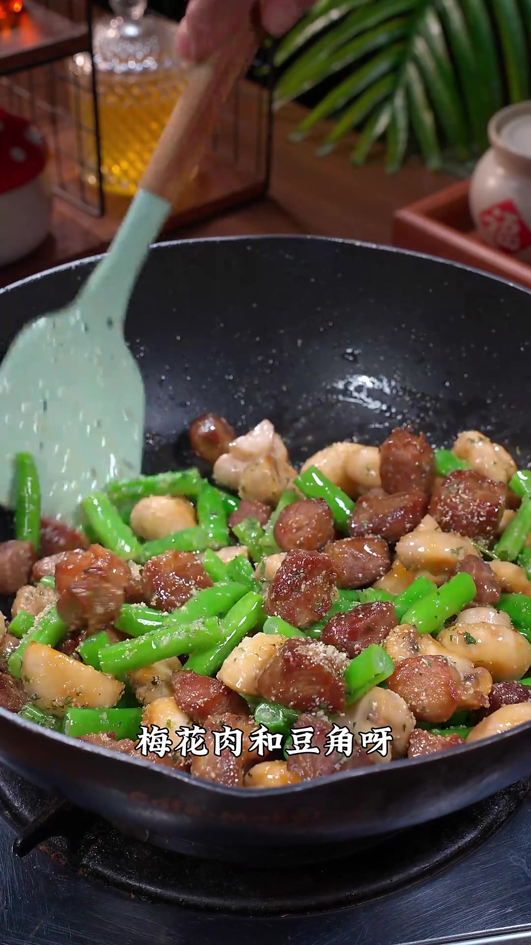 把猪肉和口蘑结合在一起，出锅就是一道美味