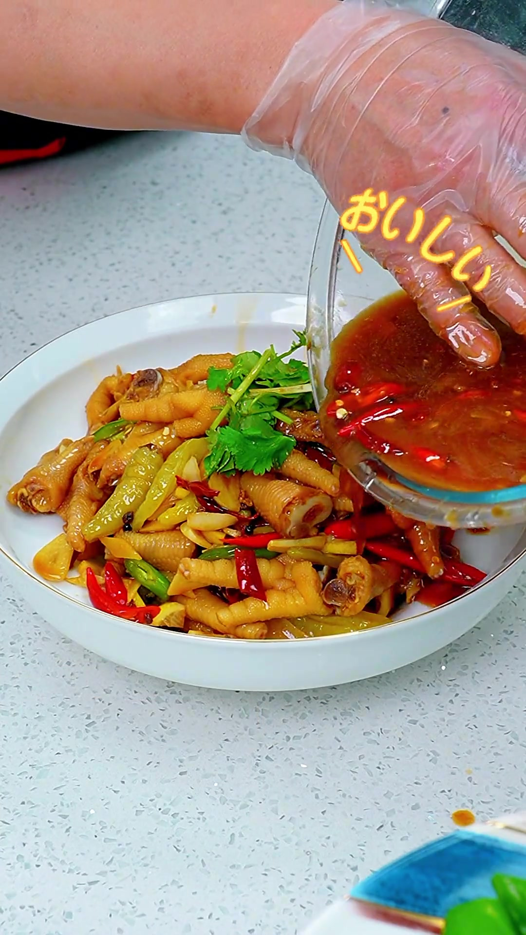 酸爽开胃的泡椒鸡爪，皮韧肉香好吃到停不下来