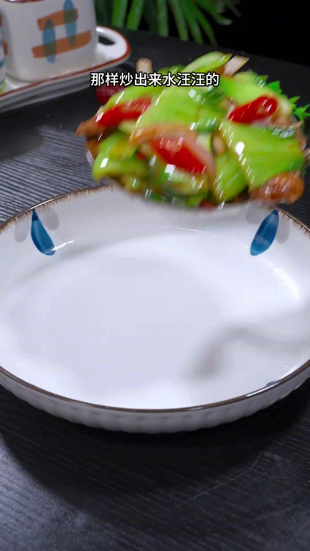 很多人在家炒青菜，一开始就下锅炒难怪炒出来水汪汪的