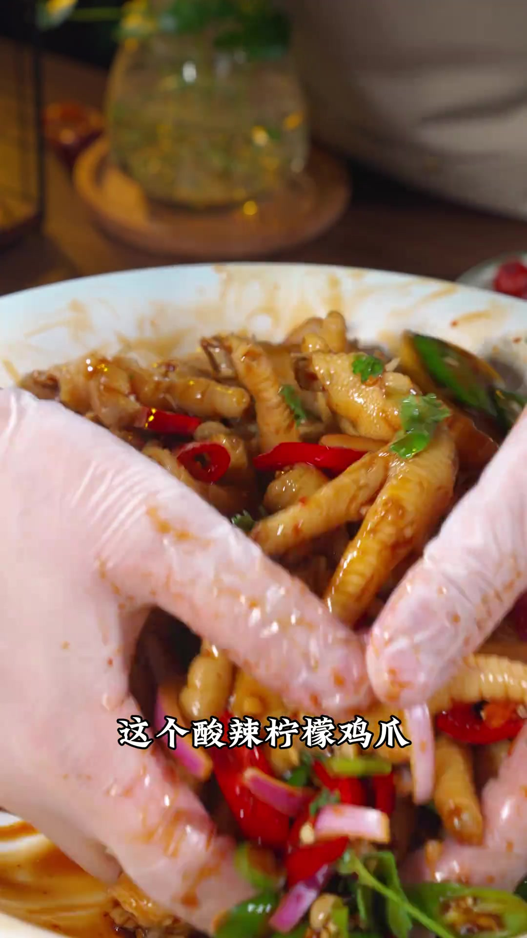 很多人就喜欢去外面买柠檬鸡爪,其实自己在家做真的很简单