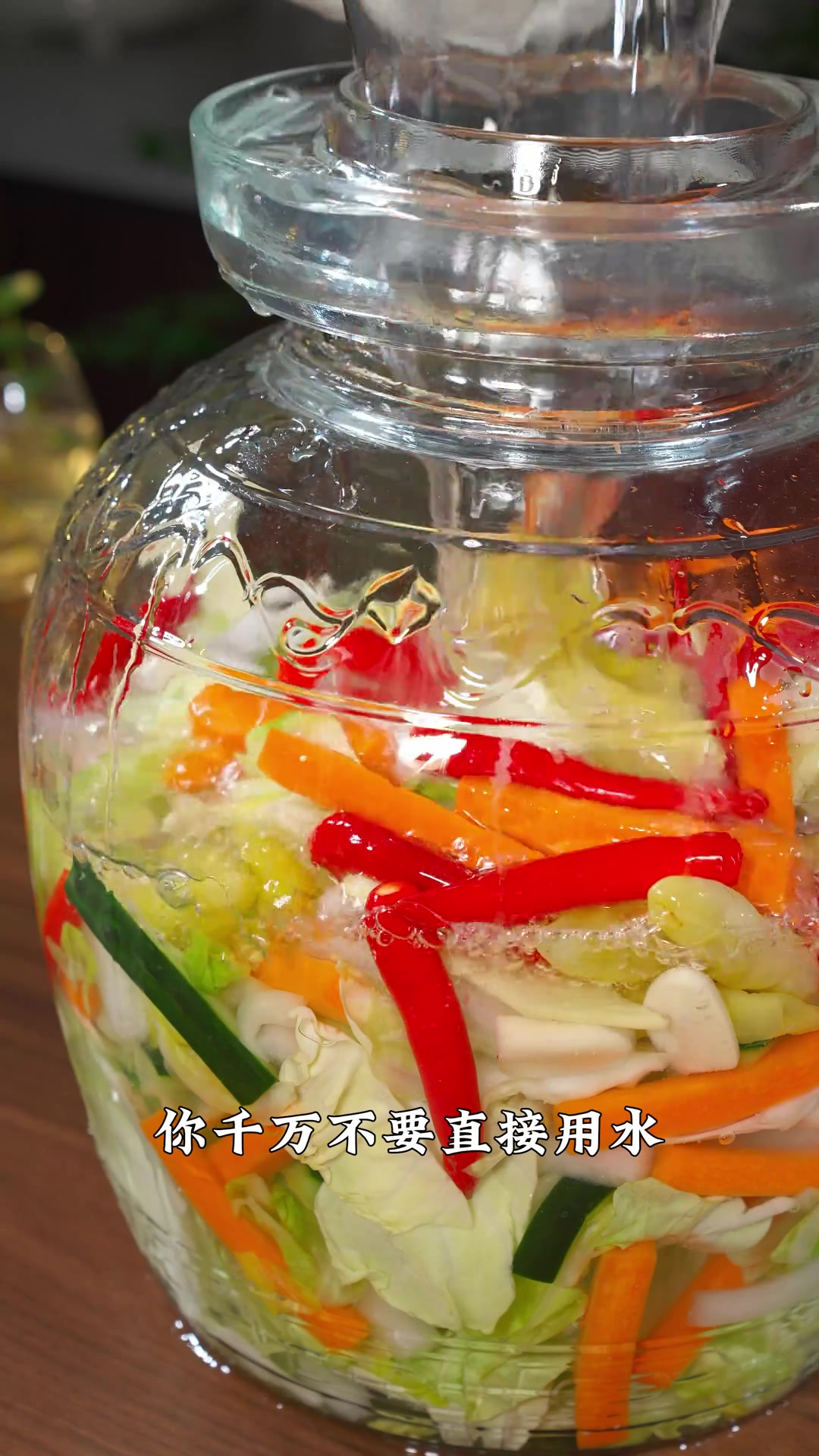 不用加一滴水,做出来的泡菜口感爽脆,特别的开胃
