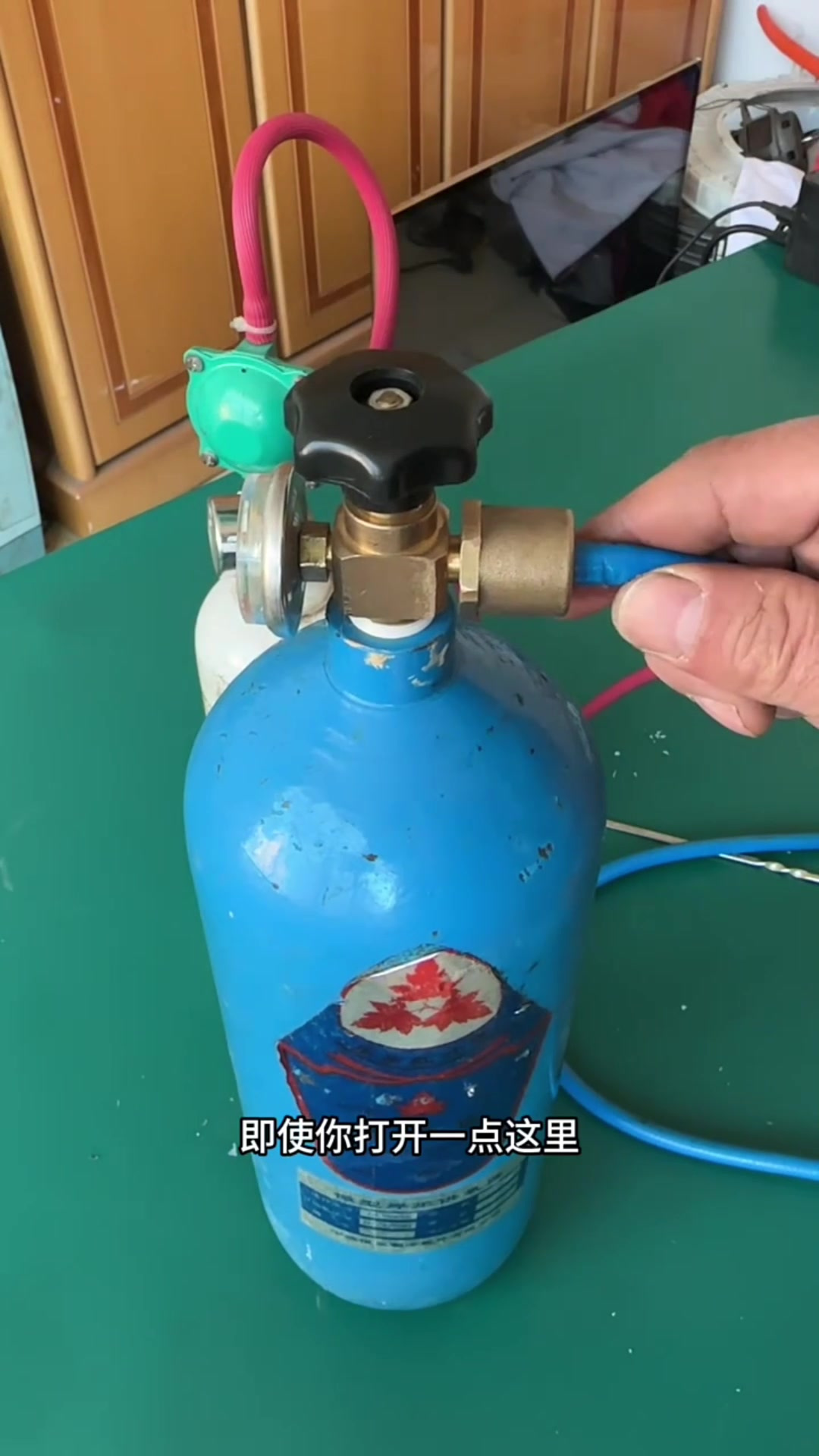 小氧气瓶换减压阀的原因关注我每天分享生活小常识家电维修