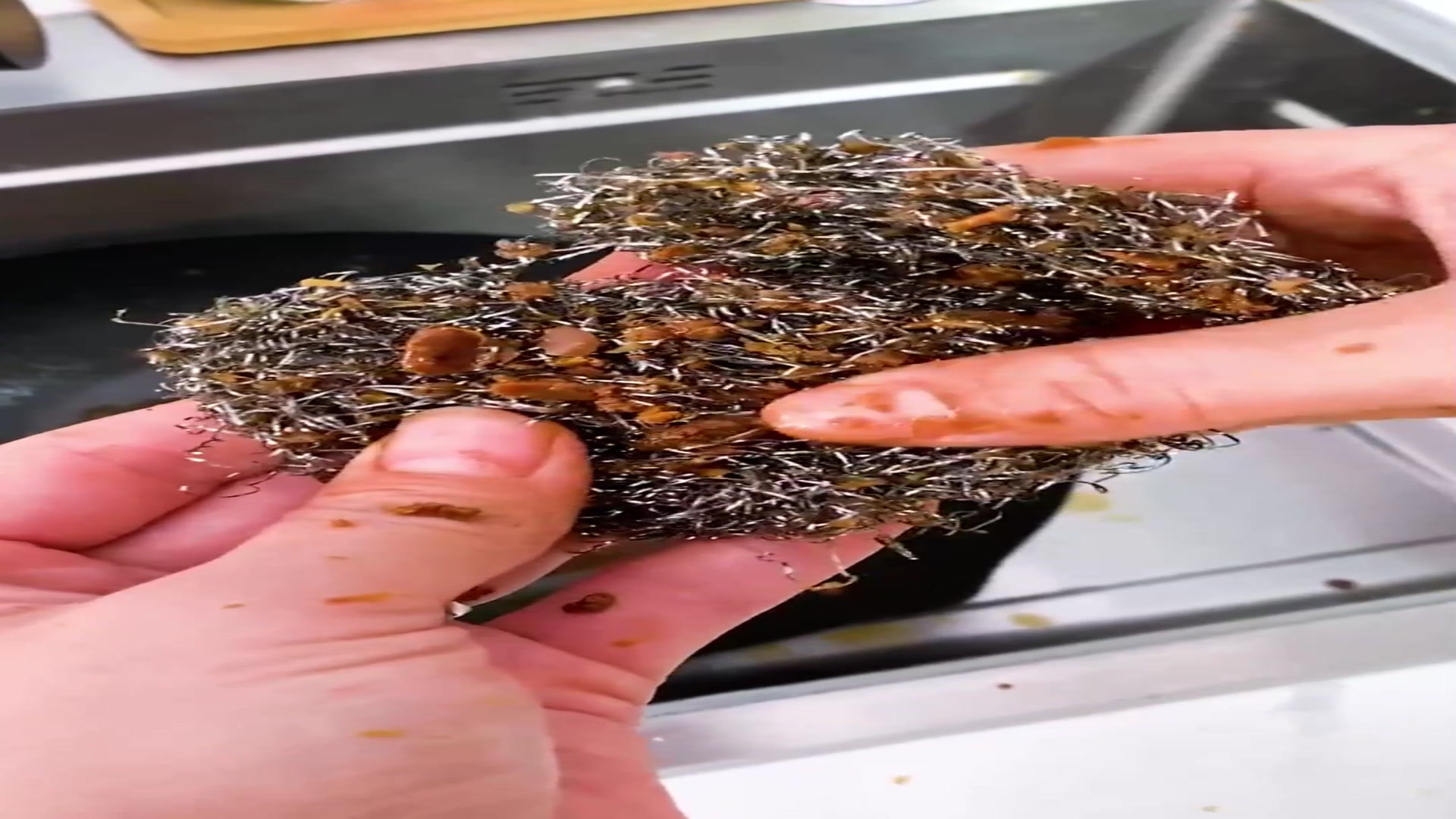 做菜中途想要快速刷锅又不想脏手的就用这个木质手柄好用又顺手