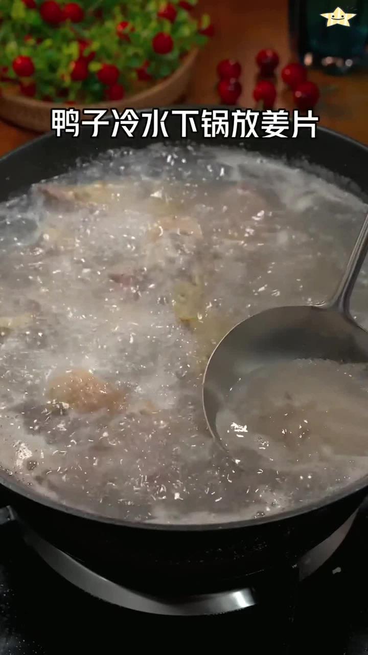 年夜饭必备,香辣鸭肉火锅让全家赞不绝口!