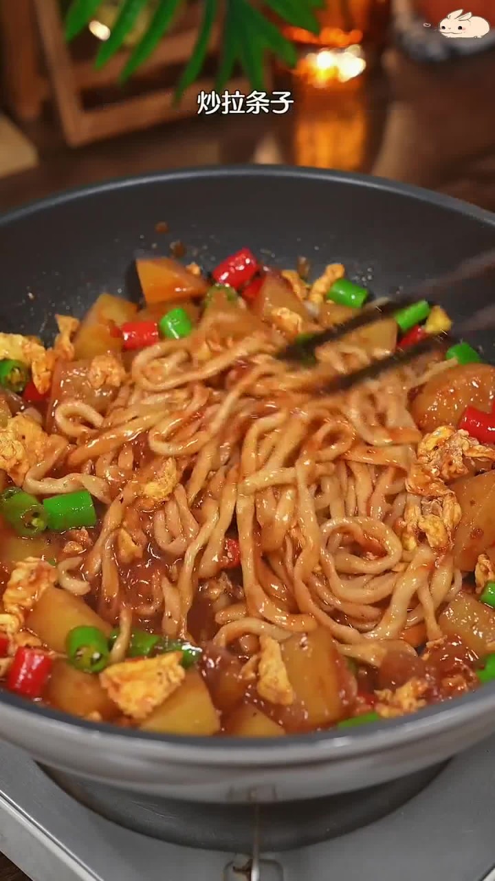 吃完忘不了的炒拉条子,简单做法好吃,搭配大蒜更添美味!