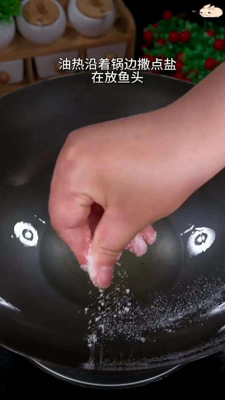 鱼头别再炖豆腐了,试试粉皮炖鱼头,汤汁浓郁,米饭不够吃!