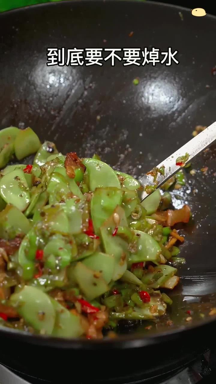 妈妈的扁豆炒肉教程,香软可口,轻松学会美味家常菜!