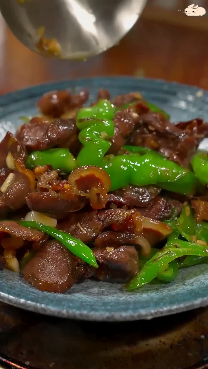 朋友聚会必备美食,卤牛肉炒青椒,简单又下饭的完美组合!