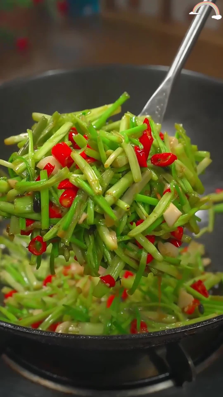 春天正是野菜的最佳时节,豆豉辣椒炒水芹菜,美味又鲜嫩,绝对值得一试