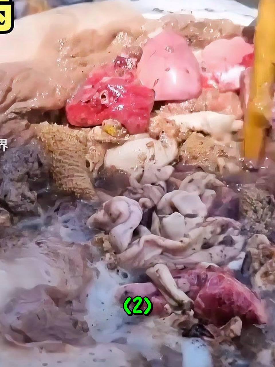 哈扎比人狩猎到一只大羚羊,就地开膛破肚做成羊肉汤锅2