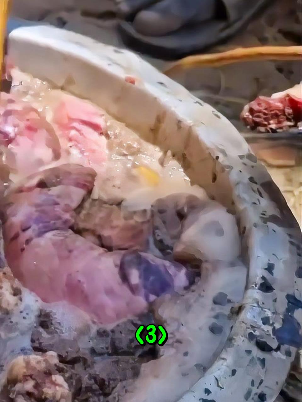 哈扎比人狩猎到一只大羚羊,就地开膛破肚做成羊肉汤锅3