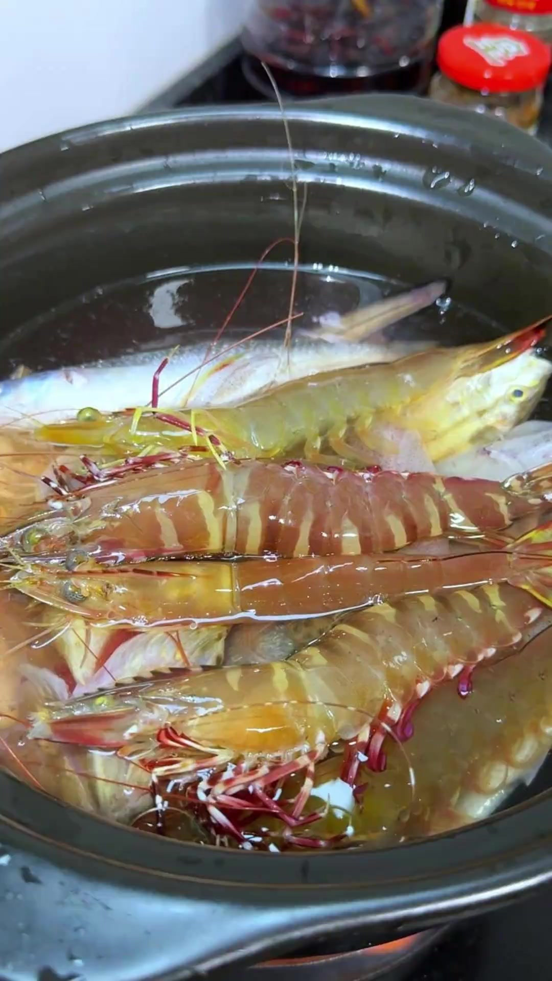 你吃过原汁原味的海鱼汤，新鲜的大海虾，油炸沙虫干吗