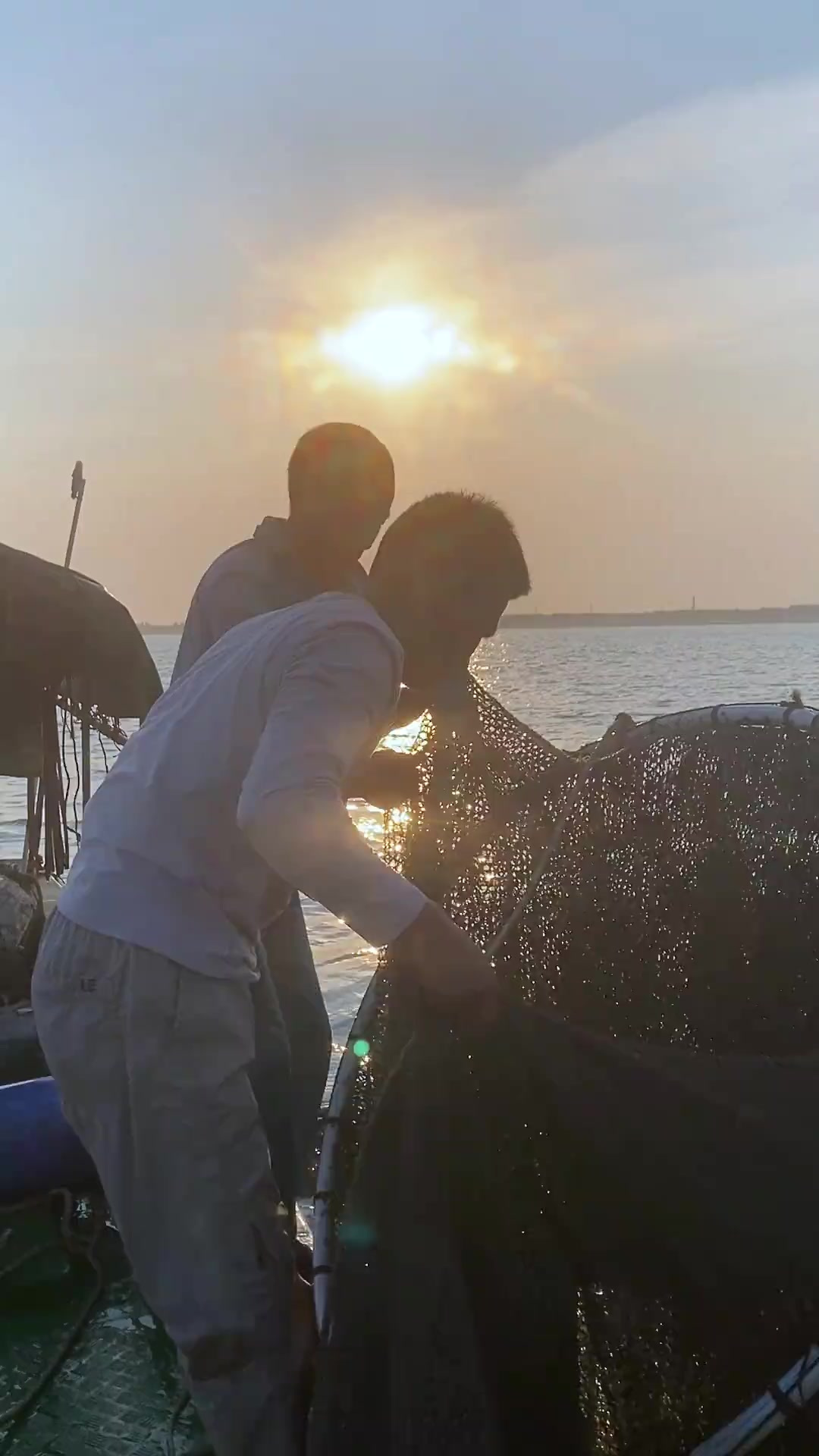 代广东惠州的丁老板出海捕鱼,今天渔获可以吧