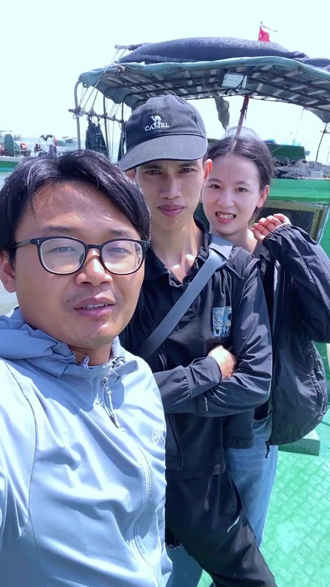 带半岛罗小曼的兵哥和小曼出海捕鱼,期待今天鱼获大丰收