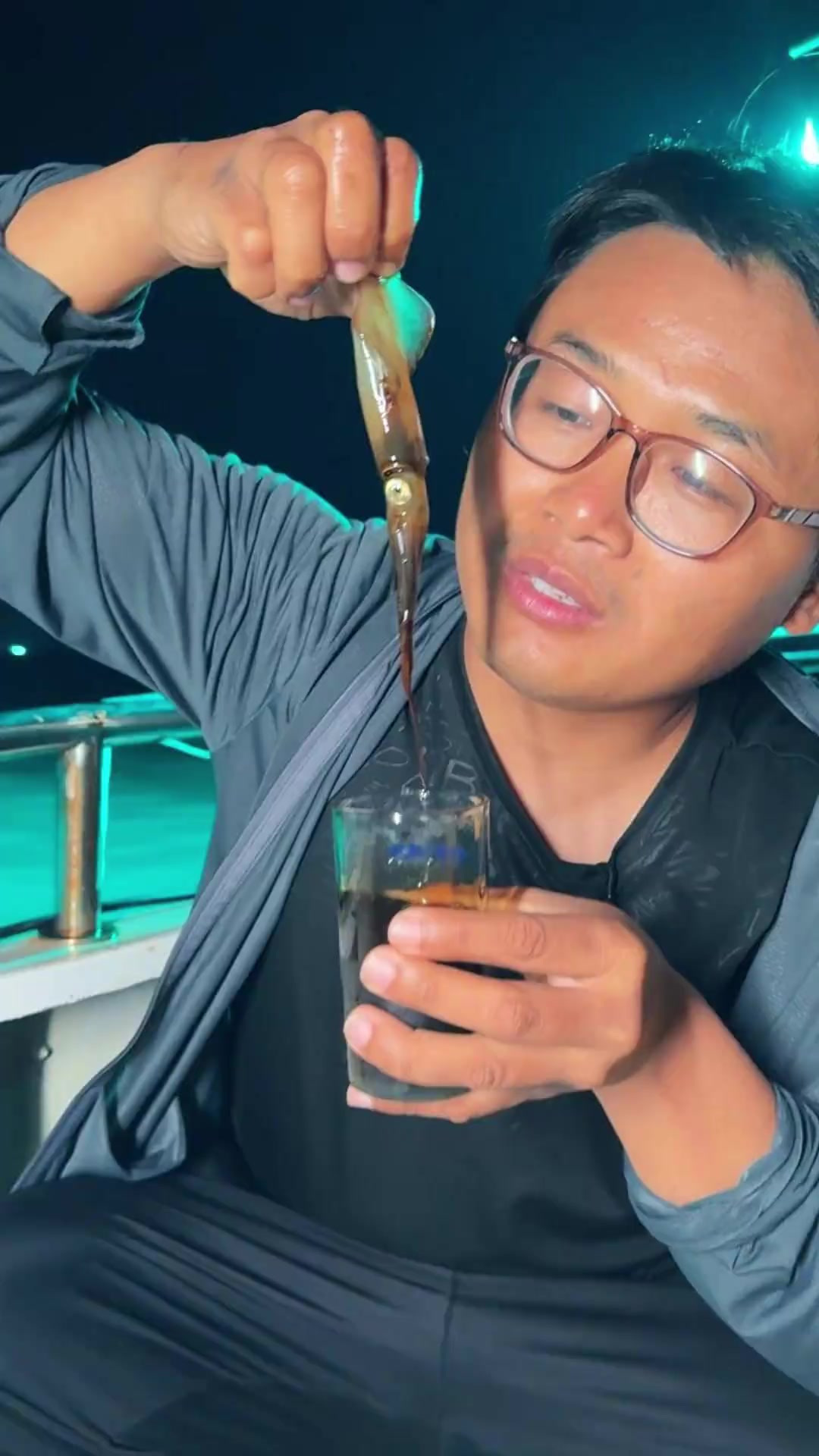 夏天又是钓鱿鱼的季节了，这样吃鱿鱼究竟有多鲜