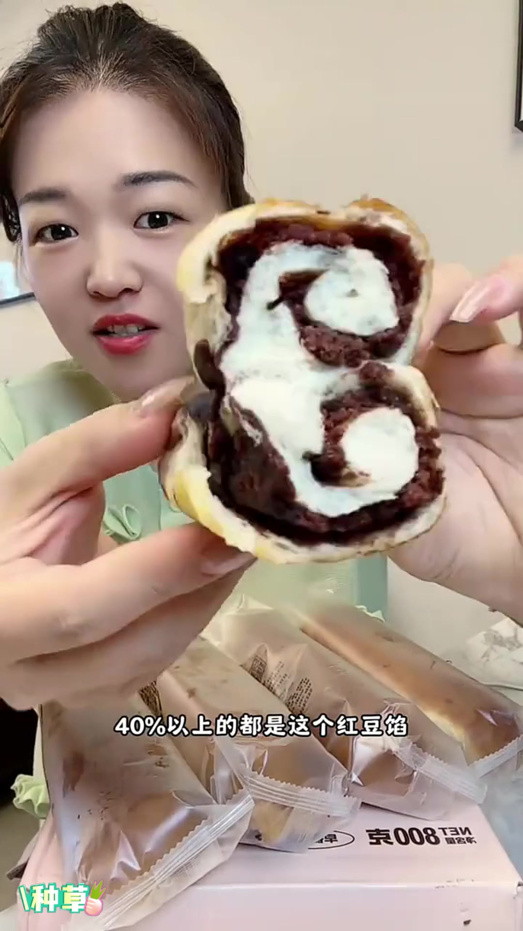 这款红豆椰蓉面包真的超好吃,满满的红豆馅料 还有椰蓉