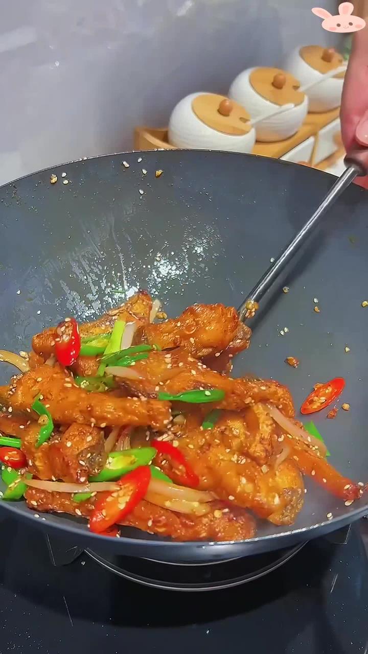 干锅鱼块酥脆可口,外焦内嫩,鲜香四溢,吃上一口让人欲罢不能