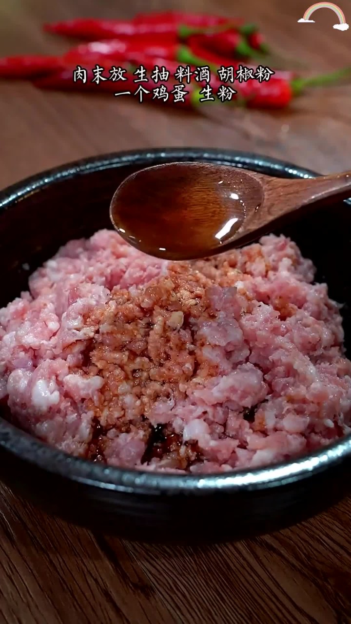美味虎皮尖椒酿肉,香辣诱人口感,吃上一口让人陶醉!