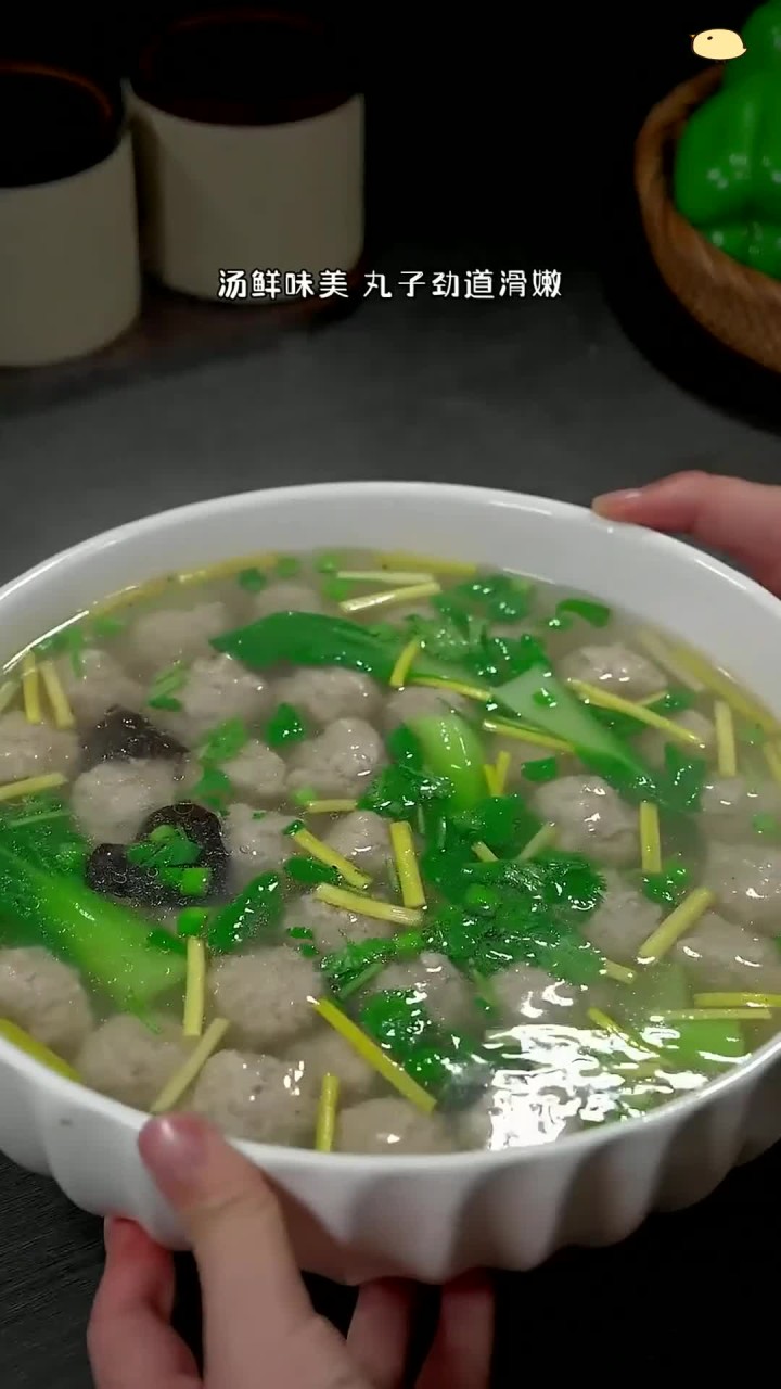小时候宴席上最爱喝的生汆丸子汤,汤鲜味美,丸子劲道滑嫩,一上大人小孩都抢着吃