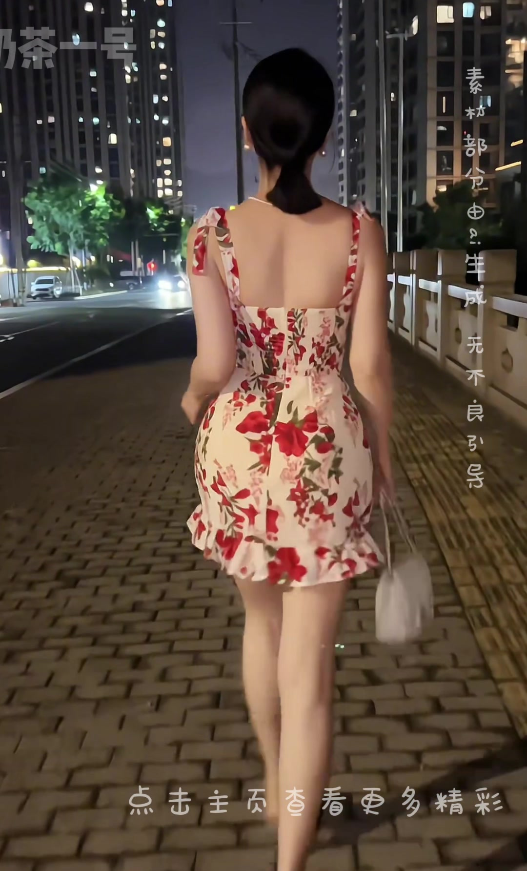 美女的身材太吸睛,走到哪里都是焦点,忍不住看了九遍