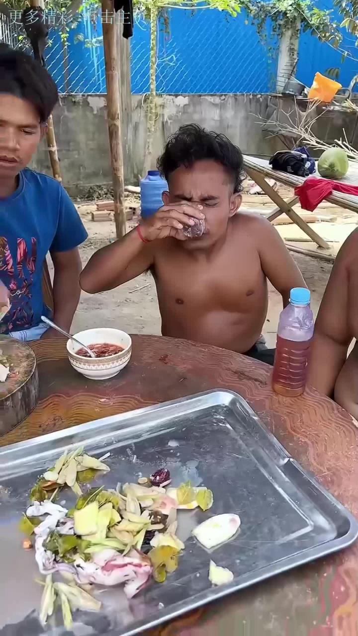 东南亚乡村美食椰子蒸鱿鱼